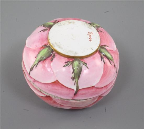A Spode rose box and cover, circa 1810-1815, 7cm diameter